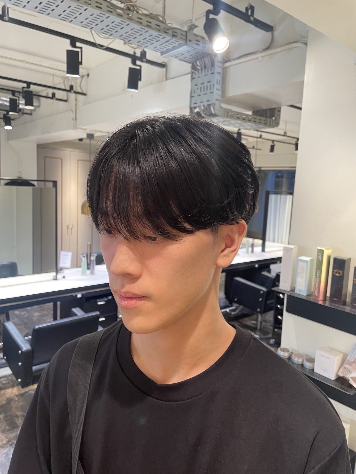 前髪を下ろしたマッシュのヘアスタイル