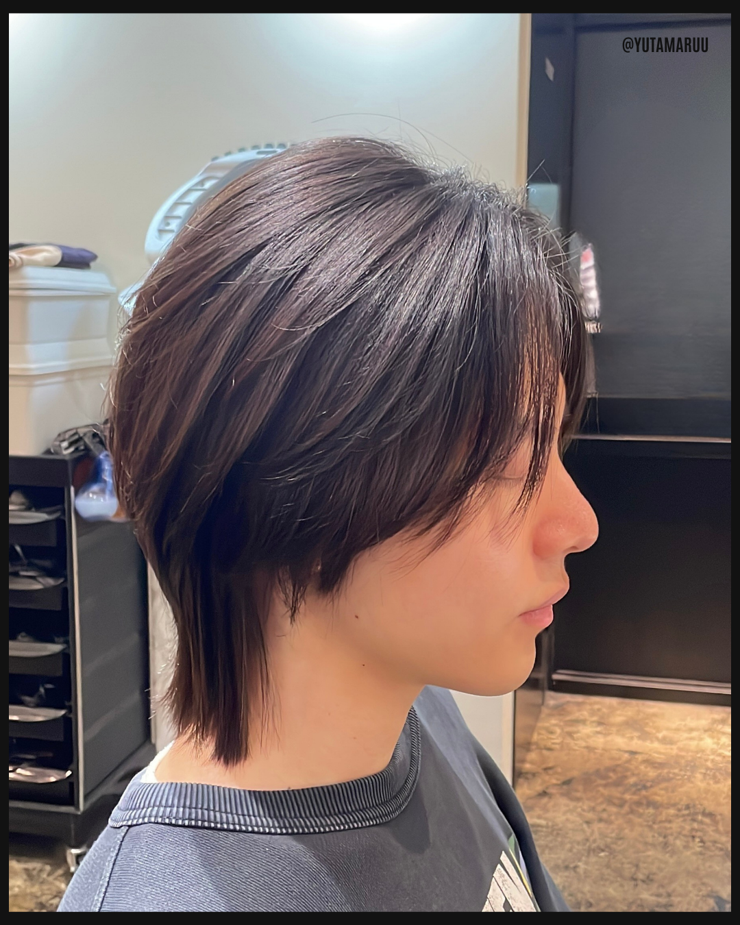 襟足を長く残したウルフのヘアスタイル